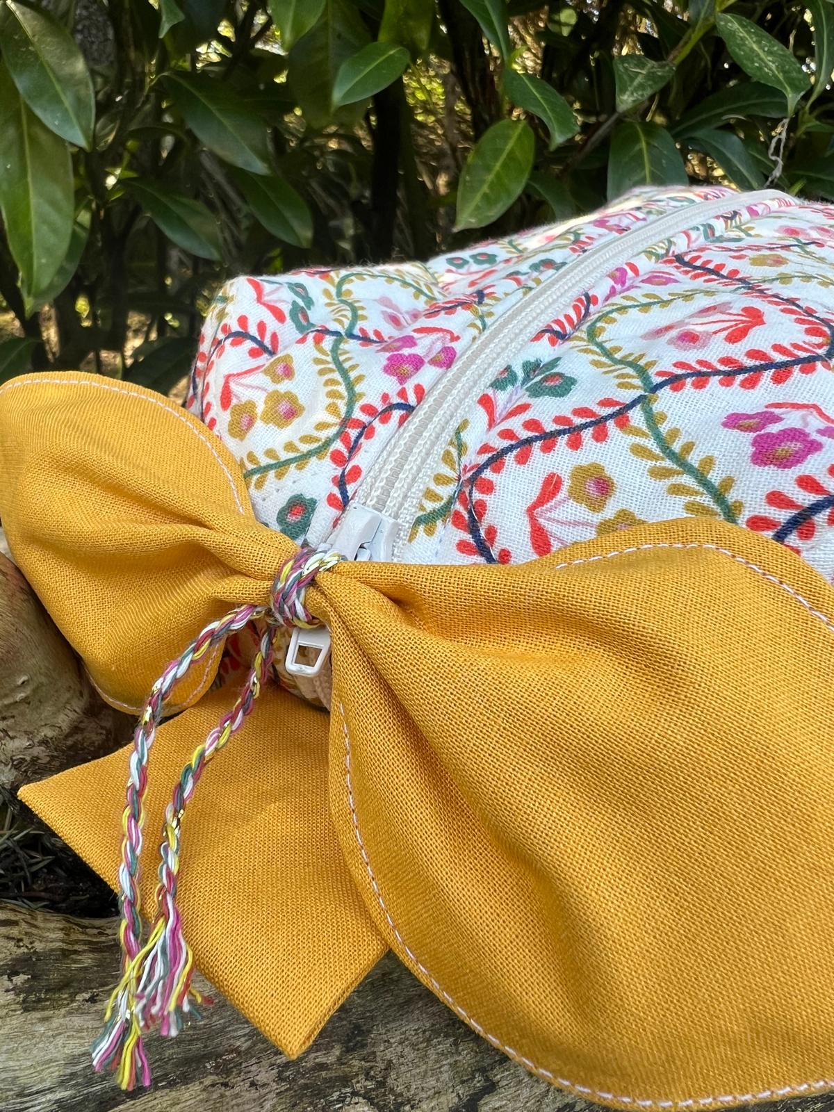 Trousse matelassée à fleur - jaune